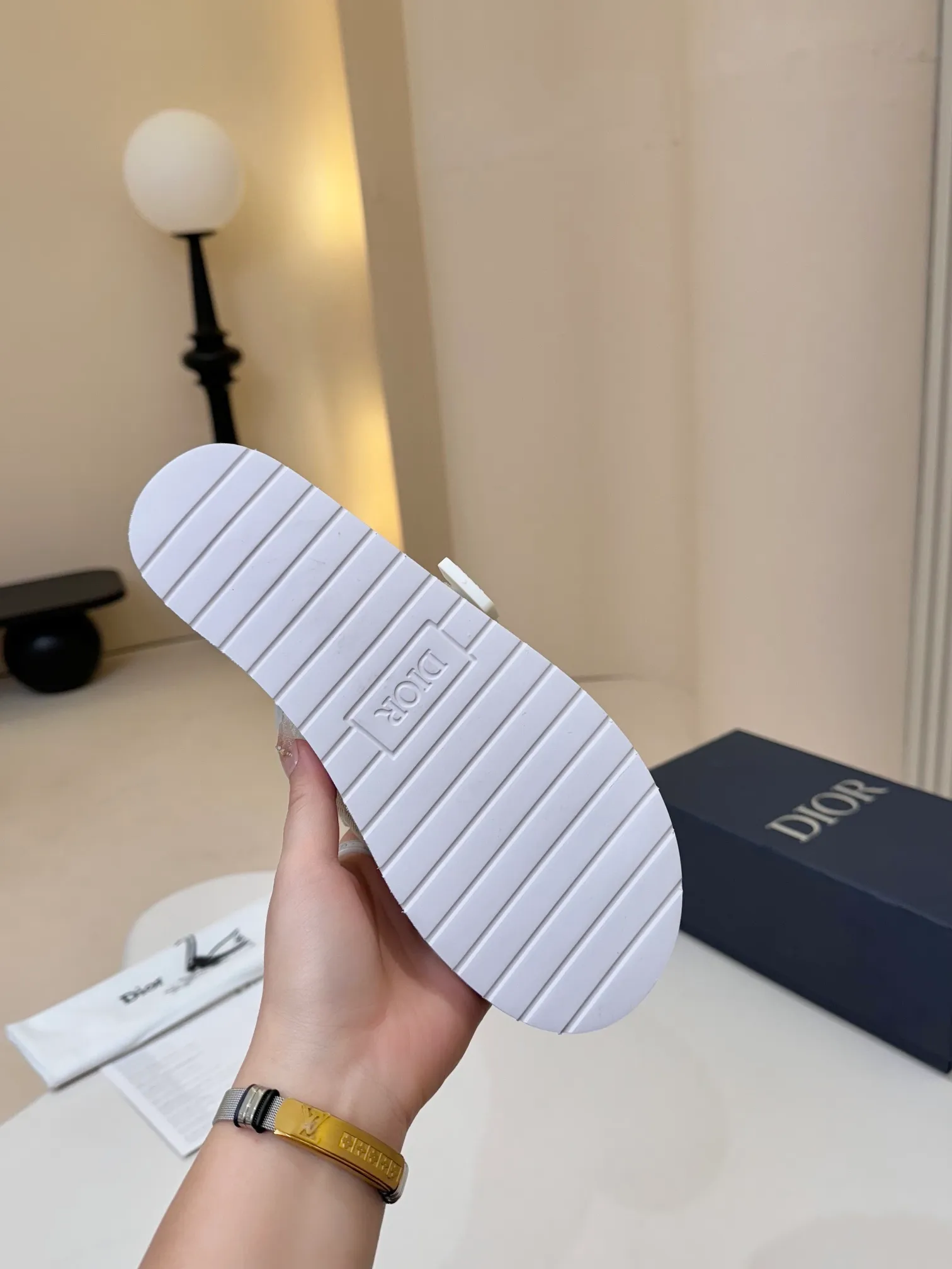 [Dior] P: 300💰 -Size: 38-46 Dior Dior D’s classic men’s slippers, high-end boutique, original material, pure cotton printed canvas upper, fine workmanship, super soft sole, casual, loose and comfortable, a must-have in summer!